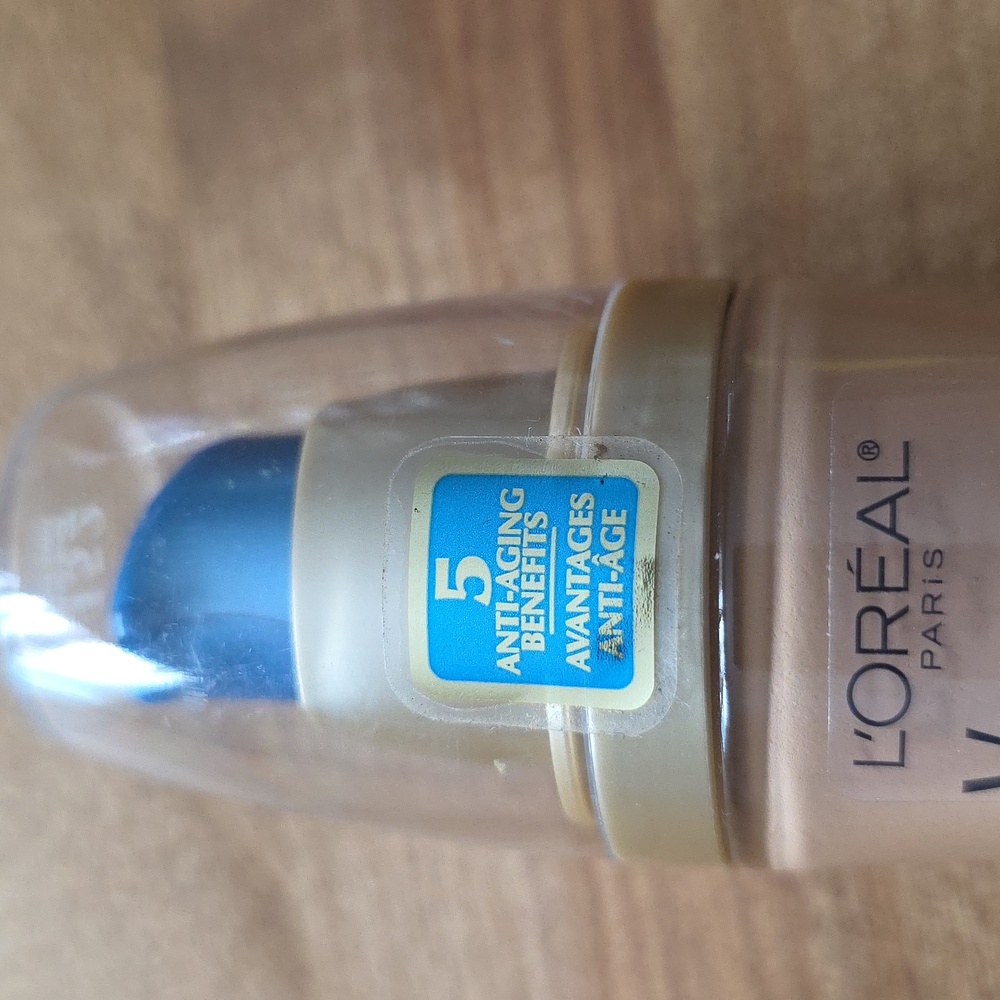 L'Oreal Visible Lift Serum Absolute Makeup 152 SAND BEIGE - Picture 4 of 5